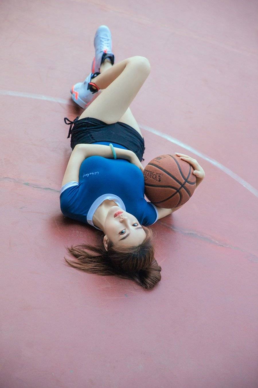 喜欢打篮球的美女这身材锻炼的很棒