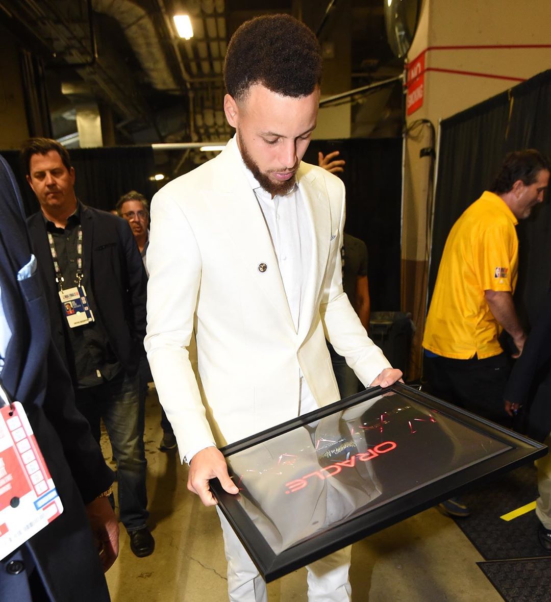 白色西装的库里