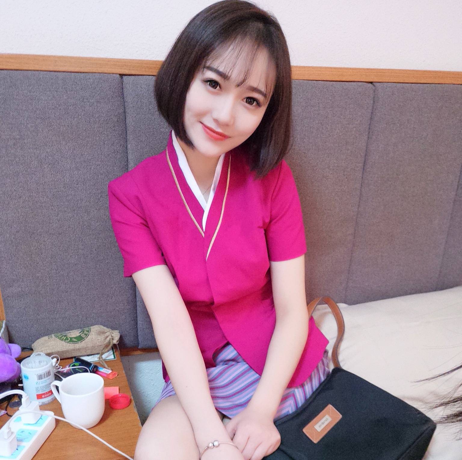 清纯的短发空姐颜值简直太美 .