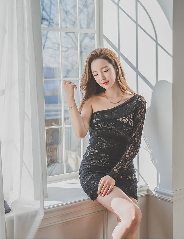 半露香肩再加上性感的黑色蕾丝裙,美女真的很撩人.