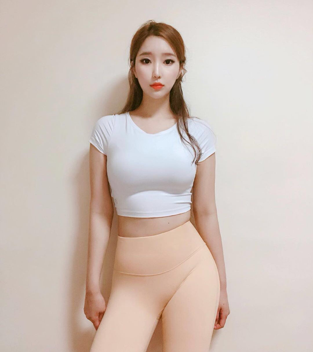 一身运动系着装的美女,健康又有活力.