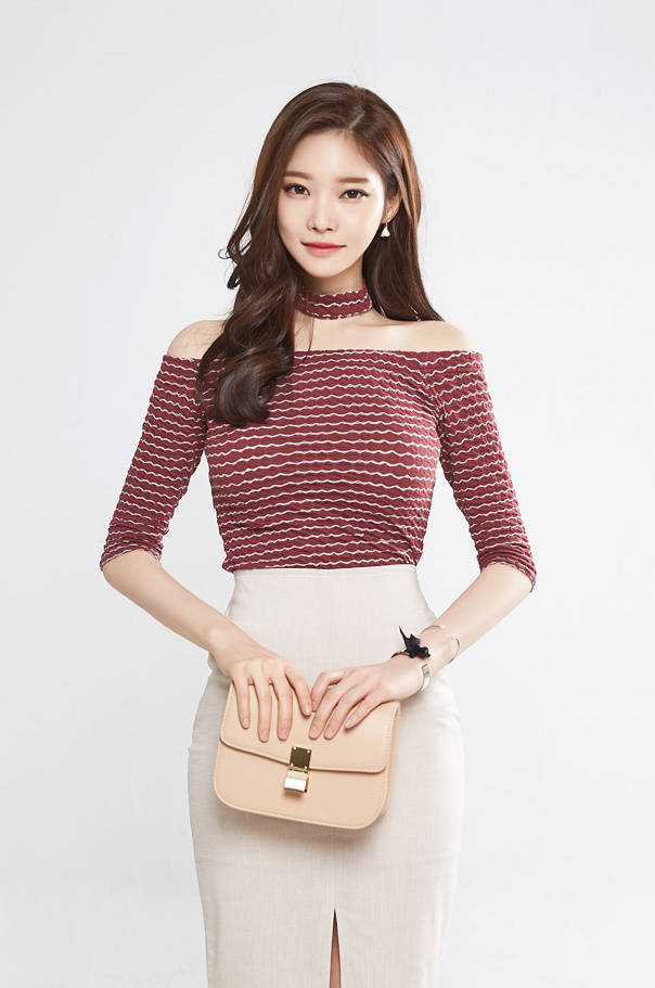女生身材高挑了穿衣服就是好看,女人味十足。