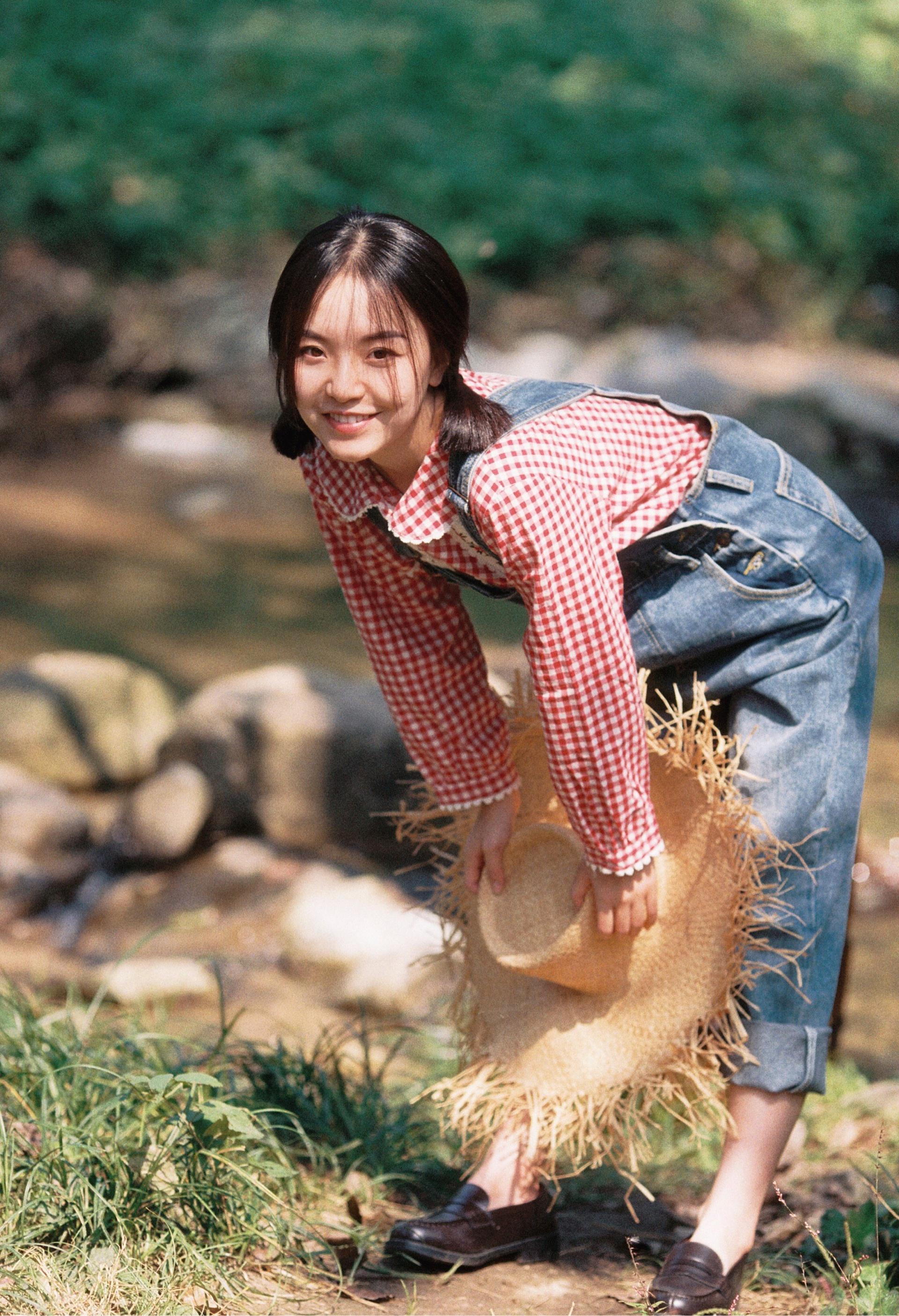 穿格子衬衫的调皮女孩