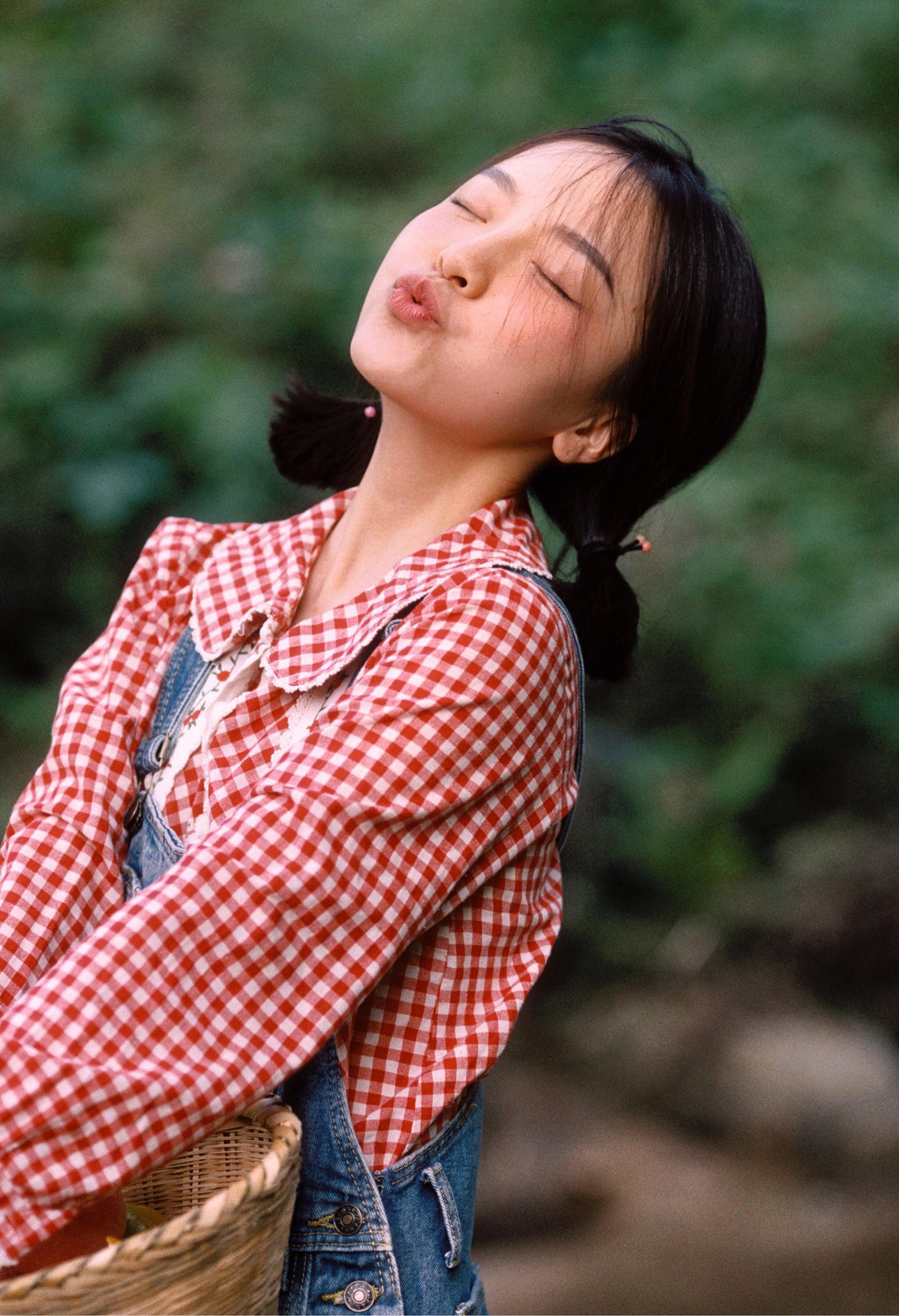 穿格子衬衫的调皮女孩