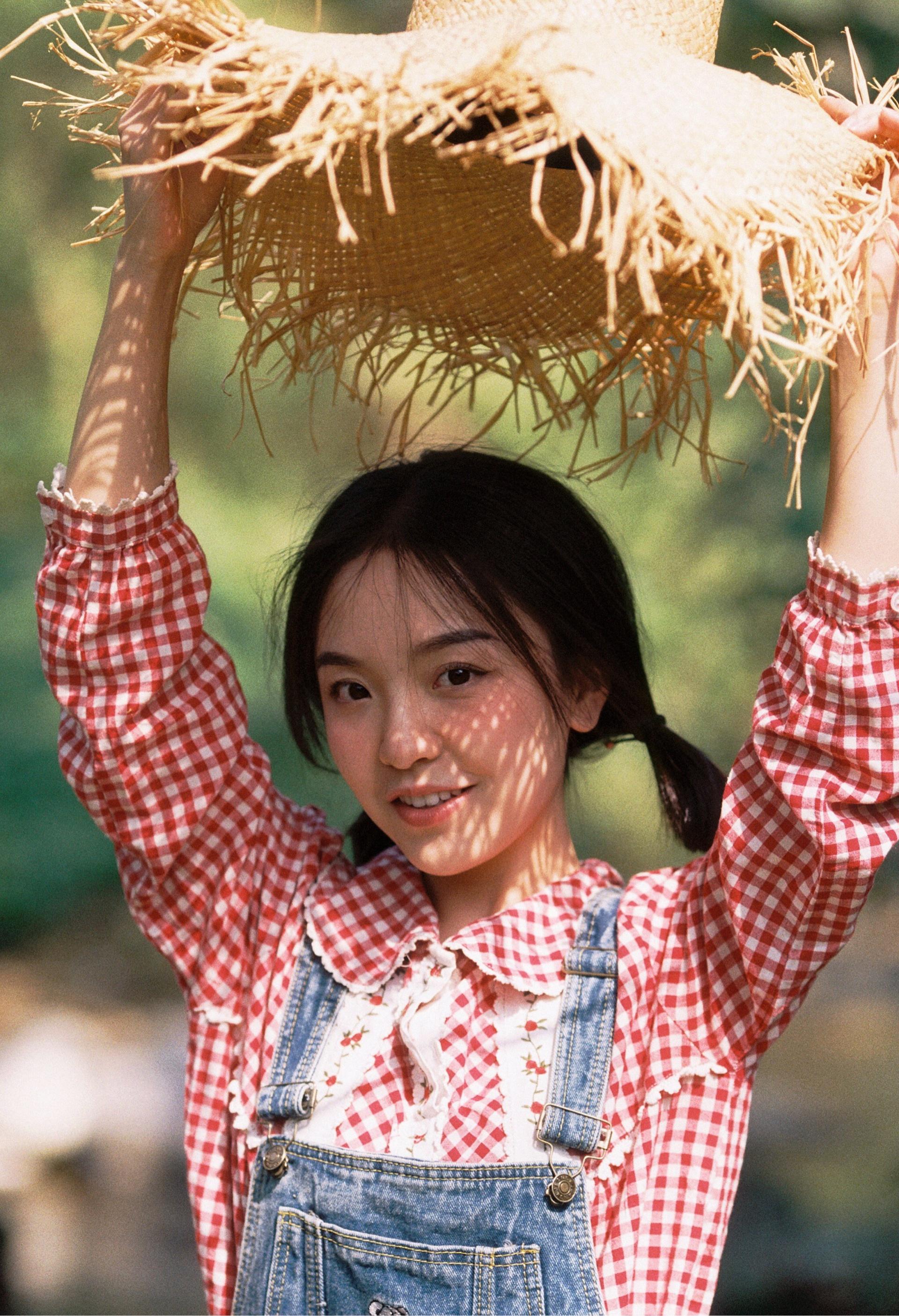 穿格子衬衫的调皮女孩