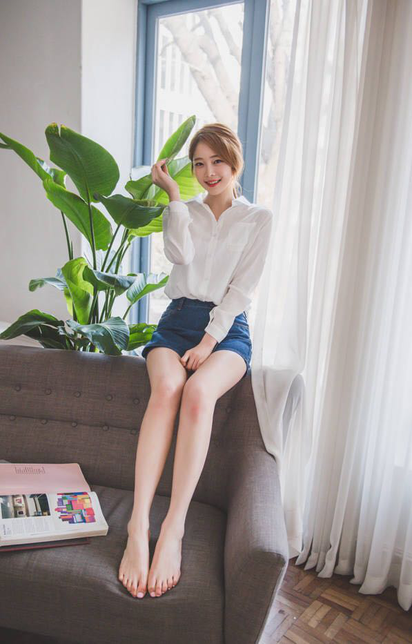 萌妹子白衬衫牛仔短裙潮流时尚美腿私房写真