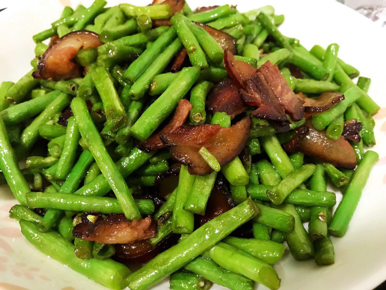 怎么可以这么炸!咸腊肉炒豆角