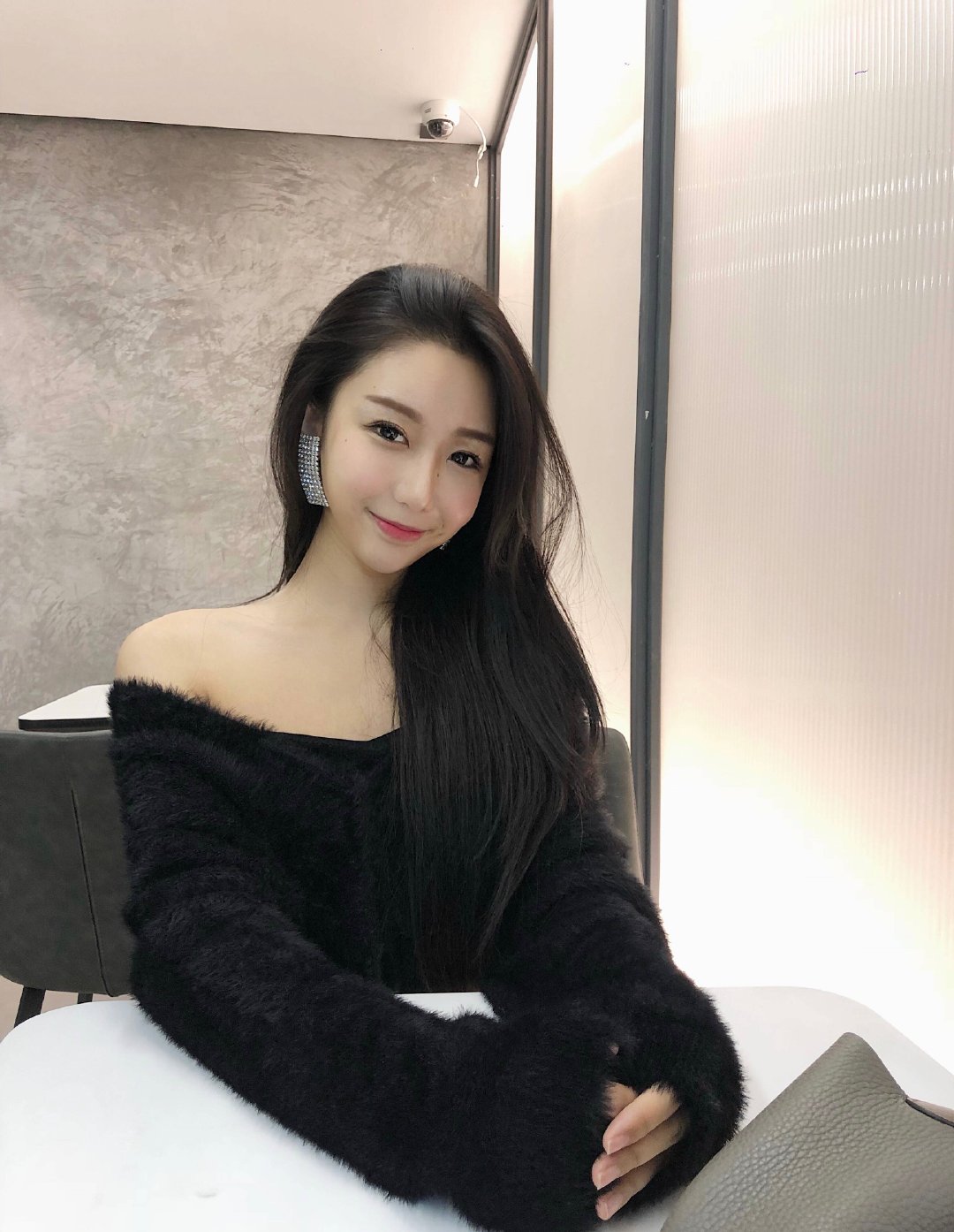 长发飘飘的美女,恬静美丽的感觉真好.