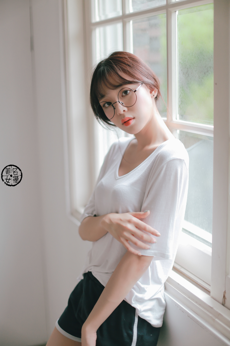 眼镜妹有种学生的青涩