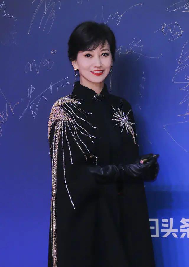 赵雅芝亮相活动,斗篷衣配皮手套,65岁风韵犹存