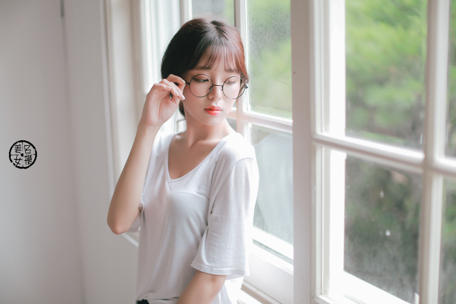 眼镜妹有种学生的青涩