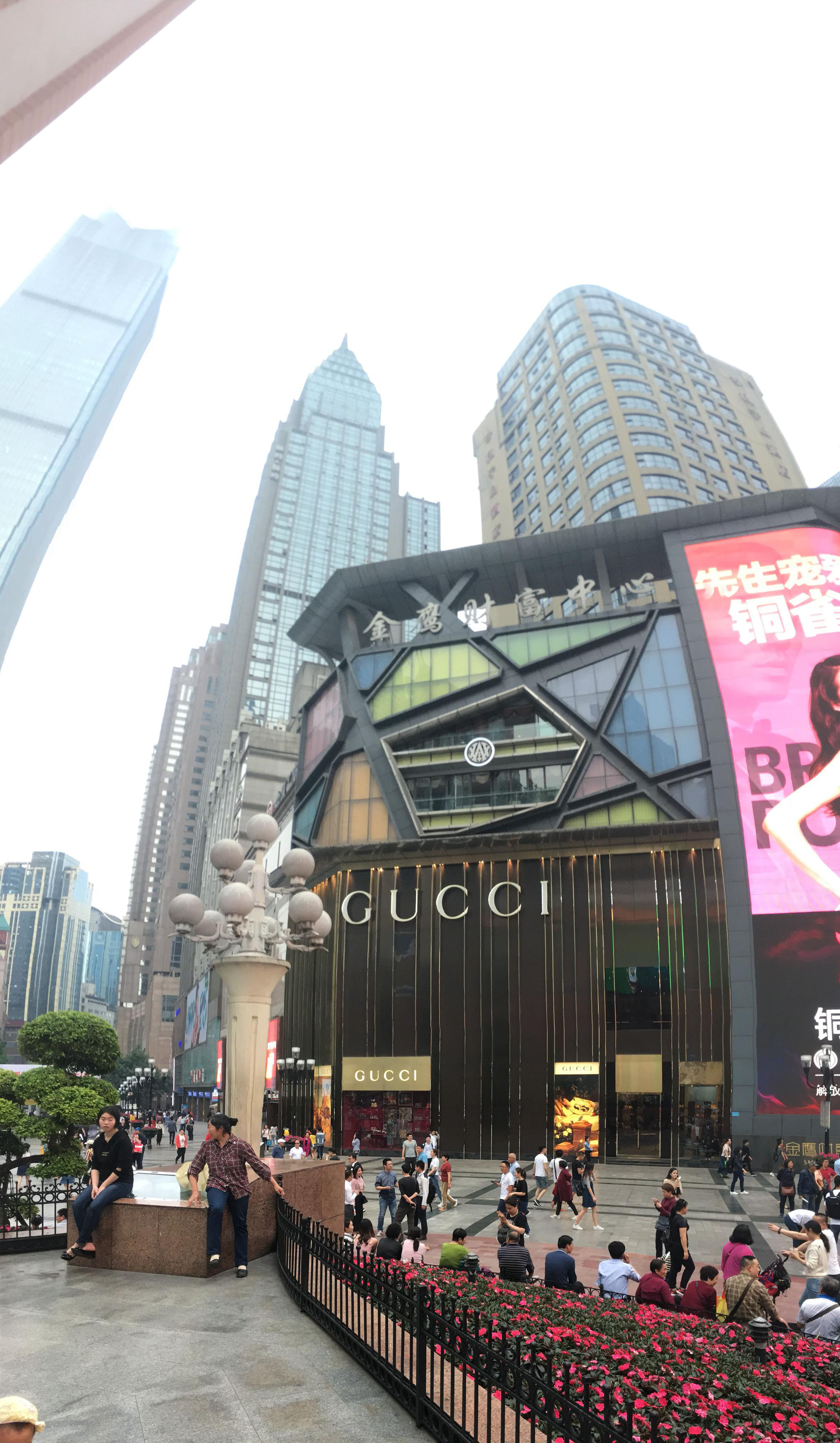 实拍重庆解放碑中外游客拍照圣地 主城区标杆景点