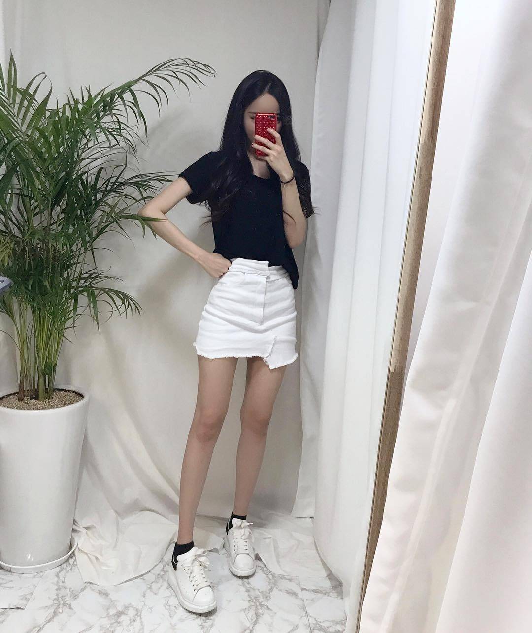 瘦瘦的美女都喜欢自拍也拍起来好看