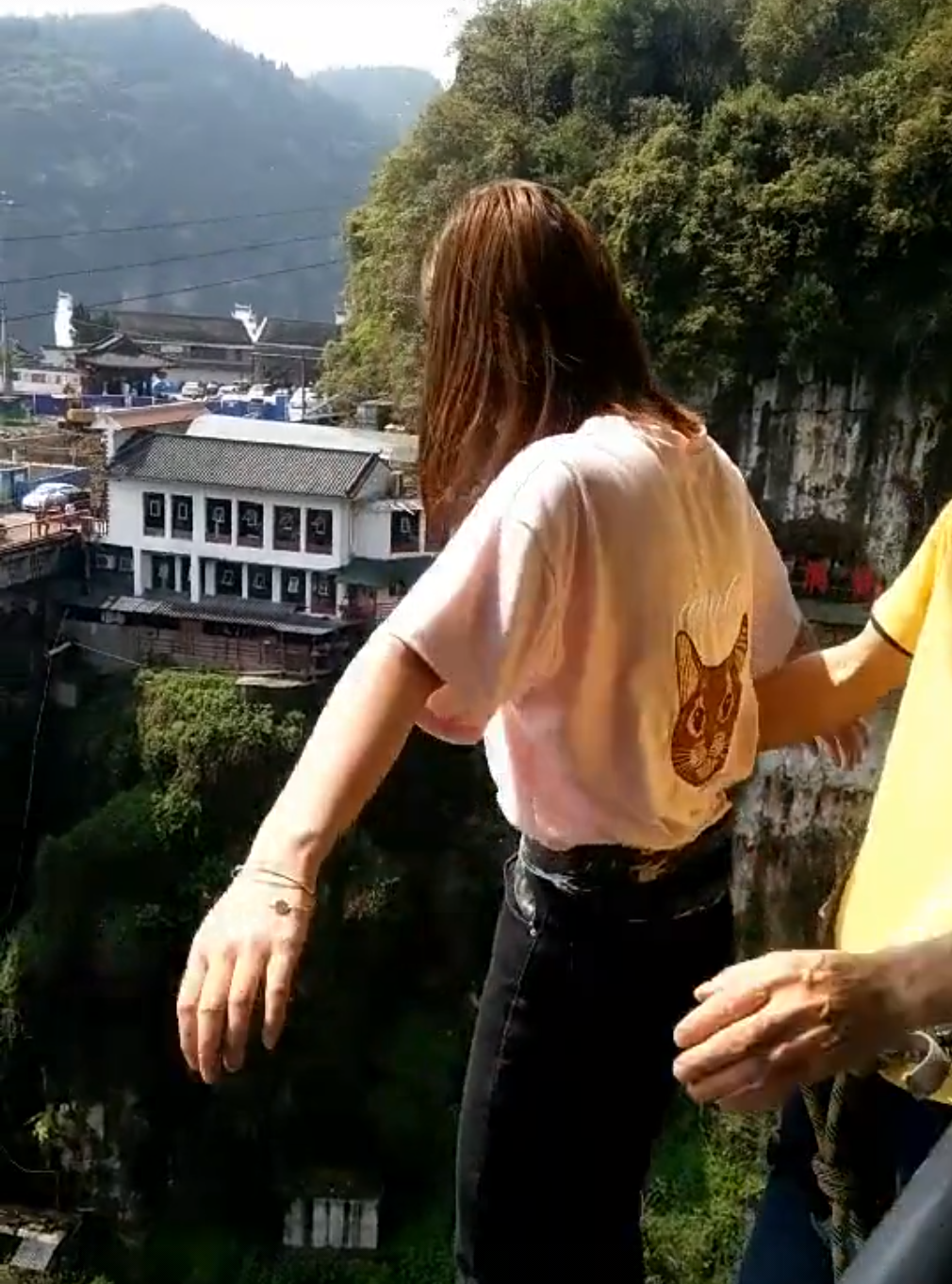 美女玩蹦极估计是被人推下去的