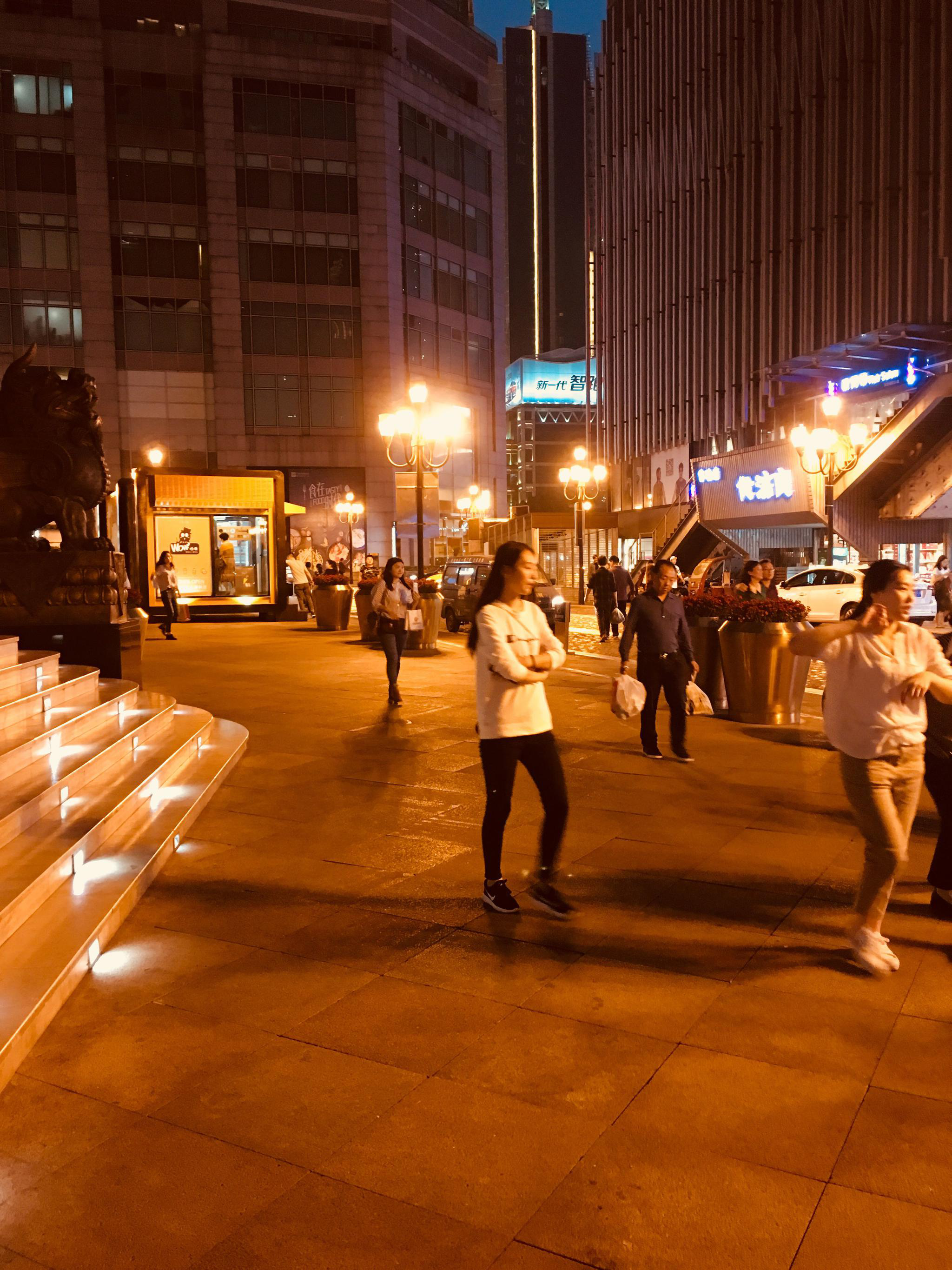 原创美女街拍解放碑步行街赶路的重庆美女