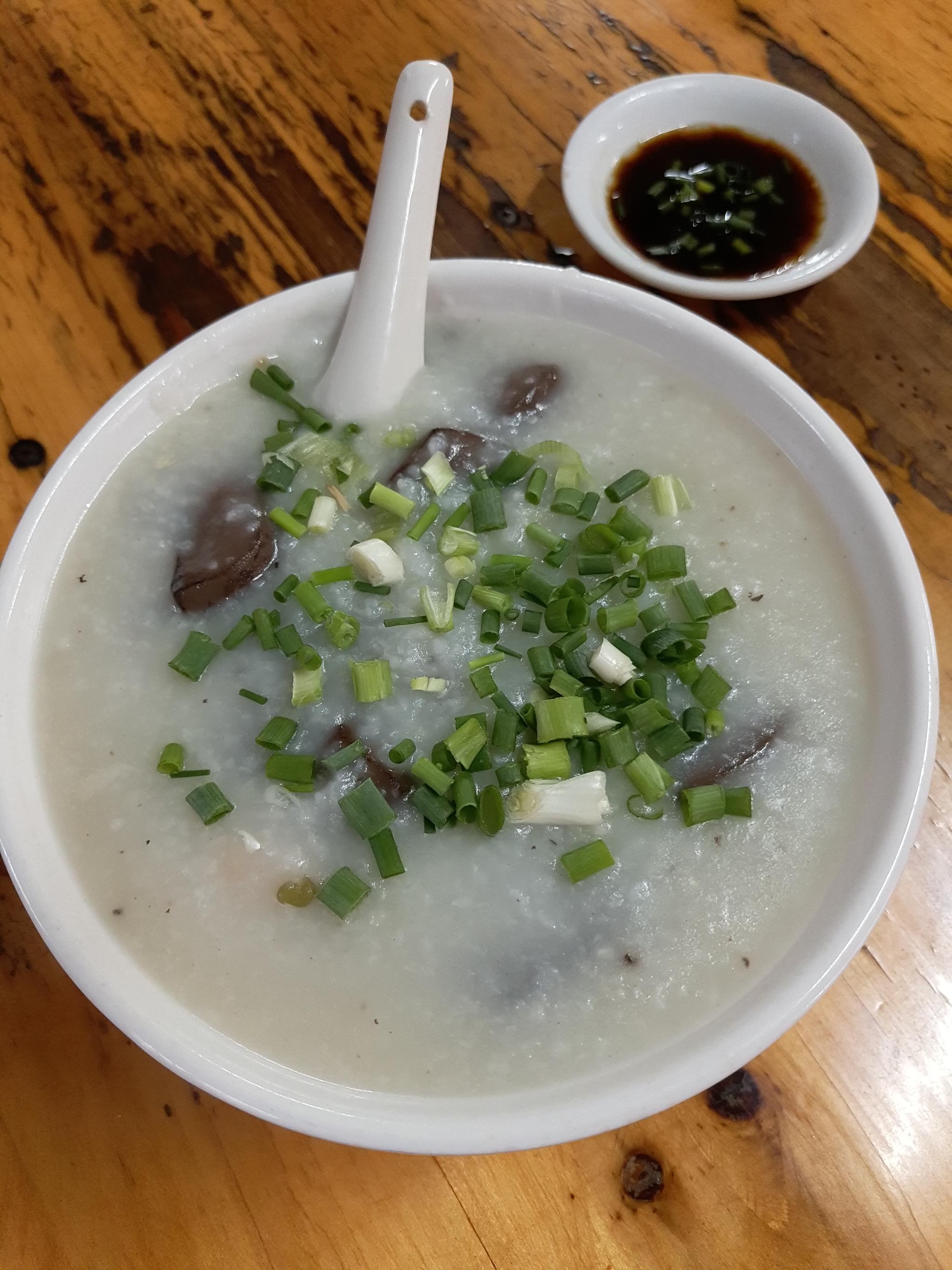 早餐,鱼片猪红生滚粥粥,去晚了鱼骨没有,粥底很稠