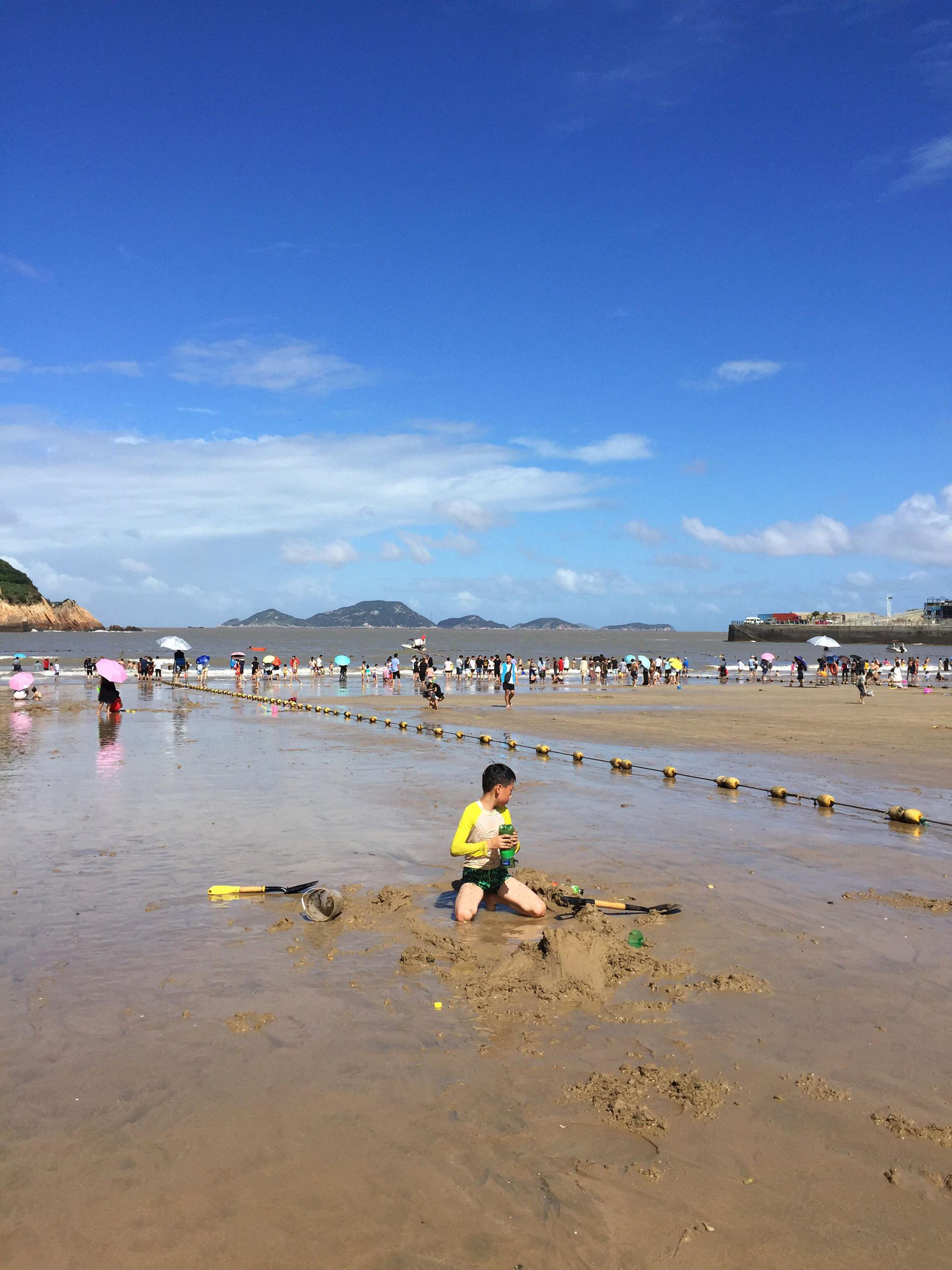 温岭金沙滩因沙质金黄细腻得名,一个美丽的天然浴场