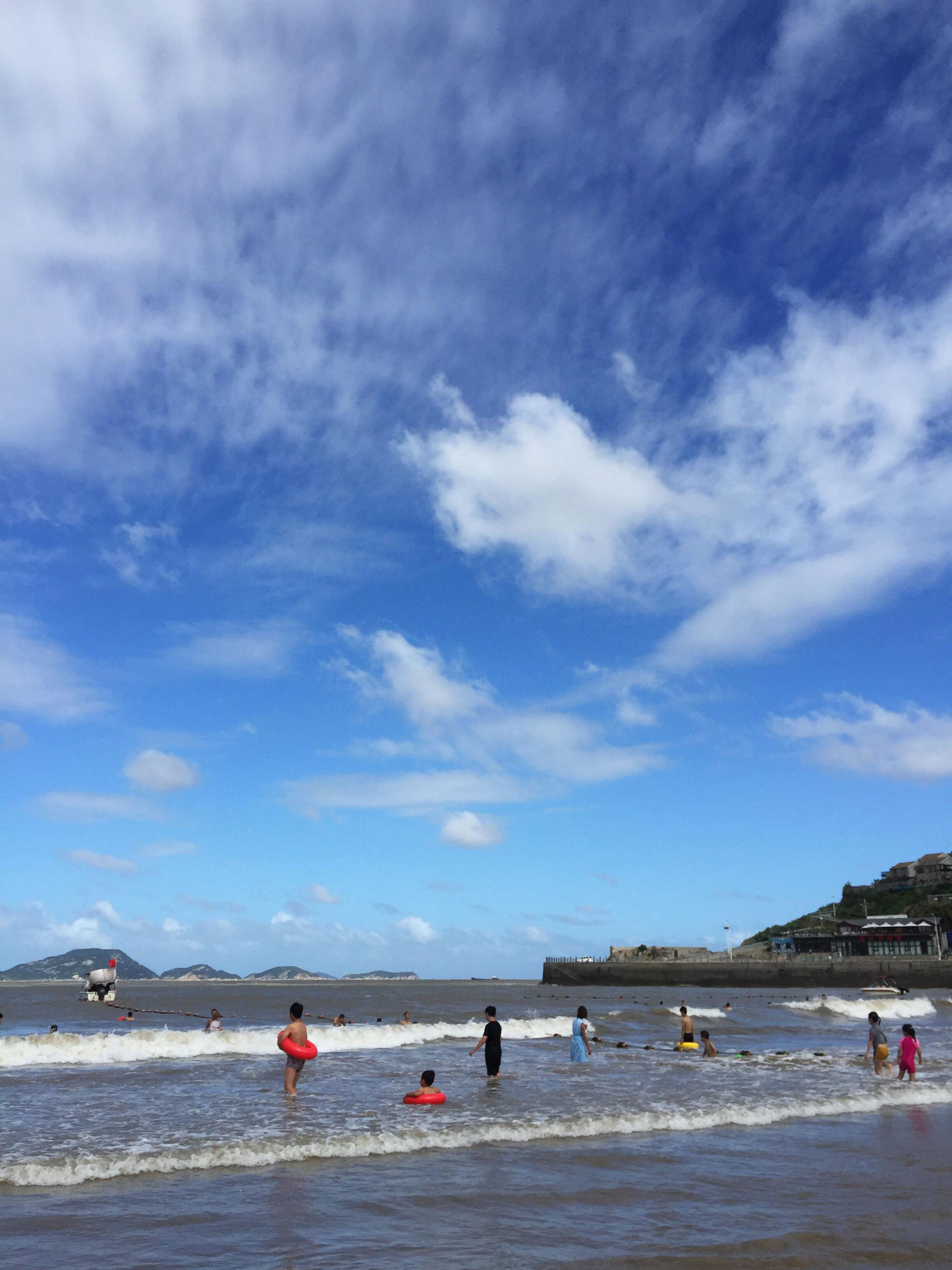 温岭金沙滩因沙质金黄细腻得名,一个美丽的天然浴场