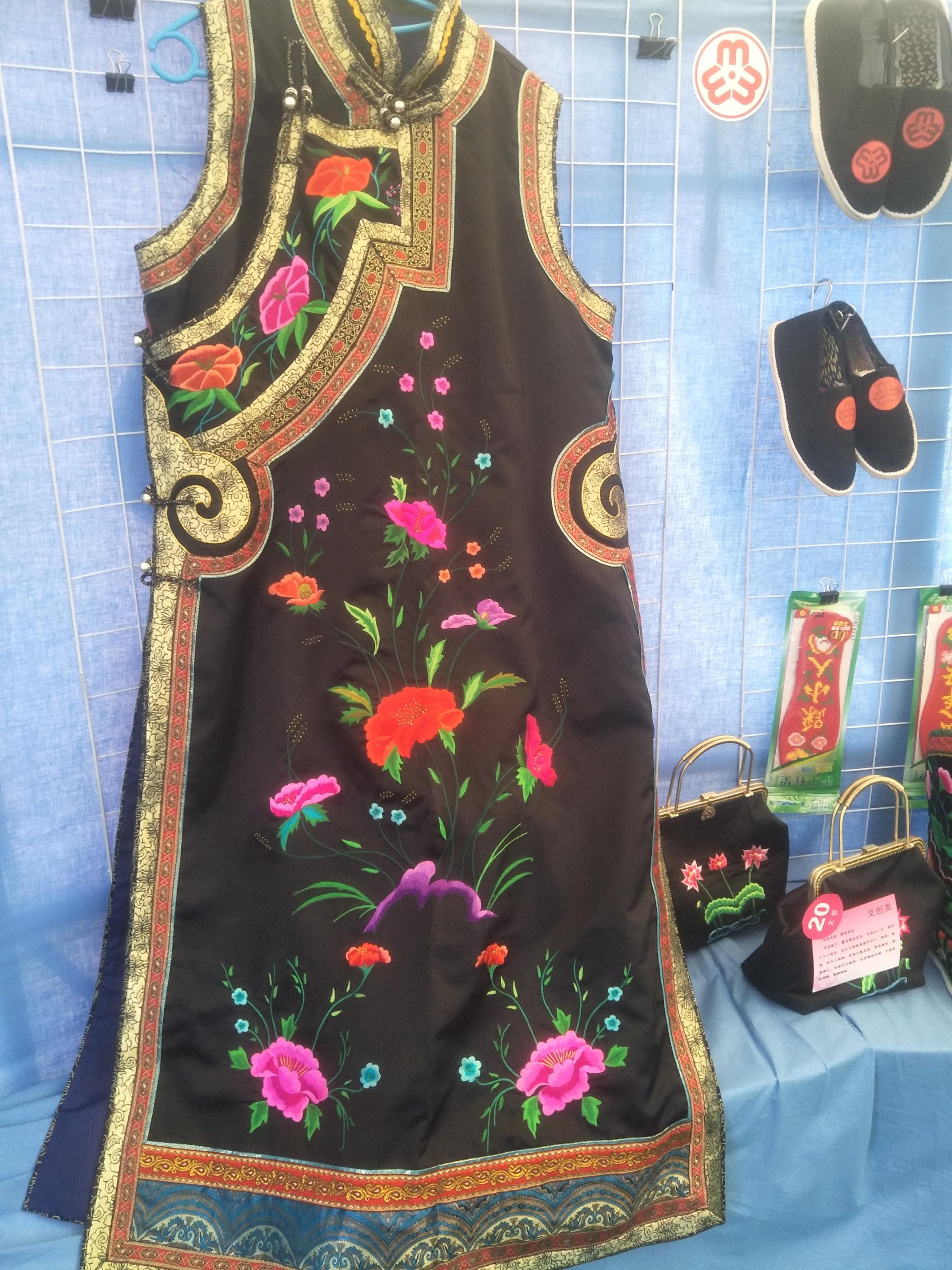 蒙古族刺绣美丽的蒙古袍原创摄影