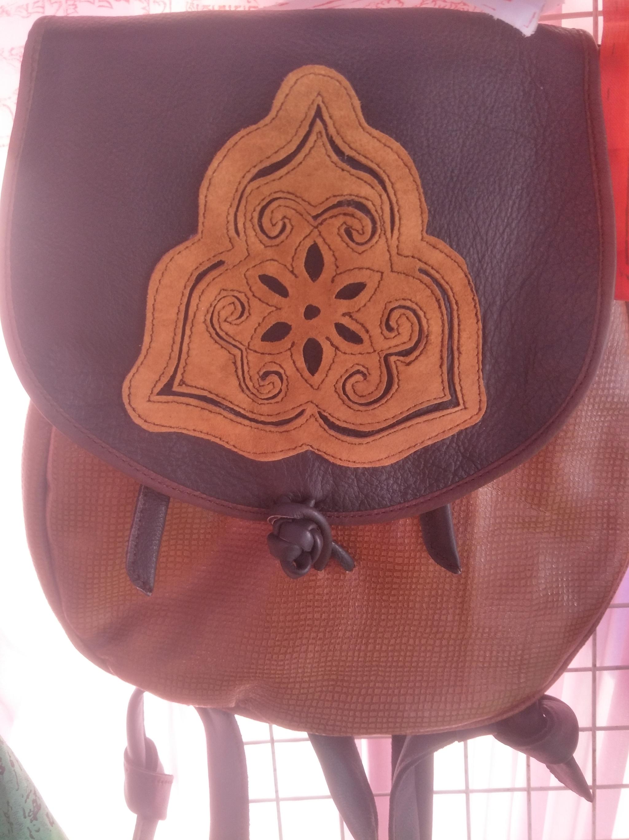 蒙古族非遗手工艺皮雕作品原创摄影