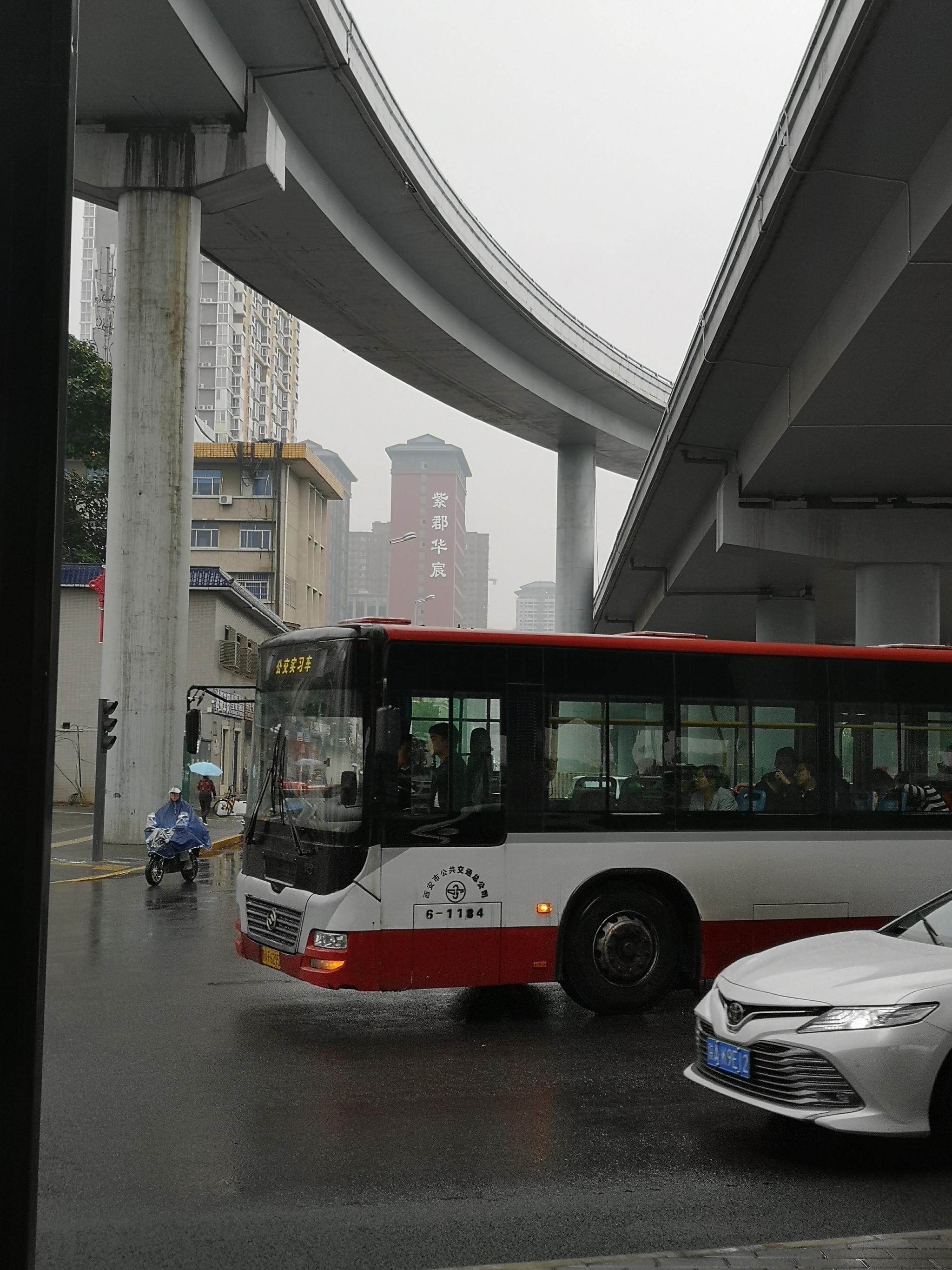 雨中的大桥下面(拍摄于西安朱宏路立交)