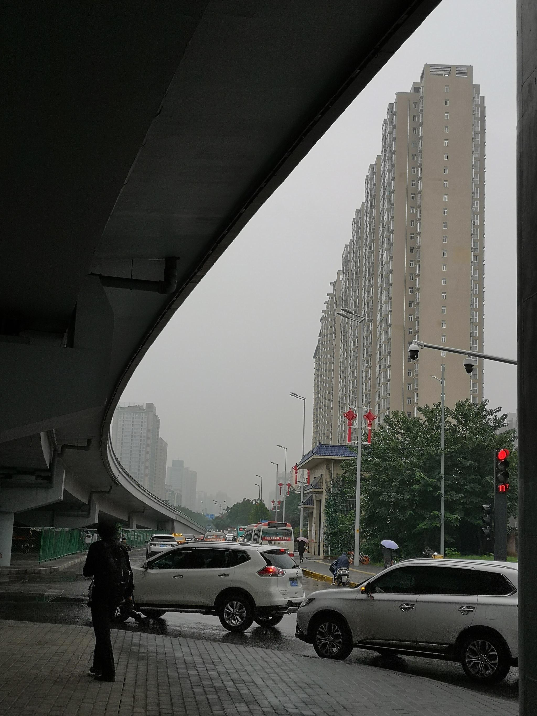 雨中的大桥下面拍摄于西安朱宏路立交
