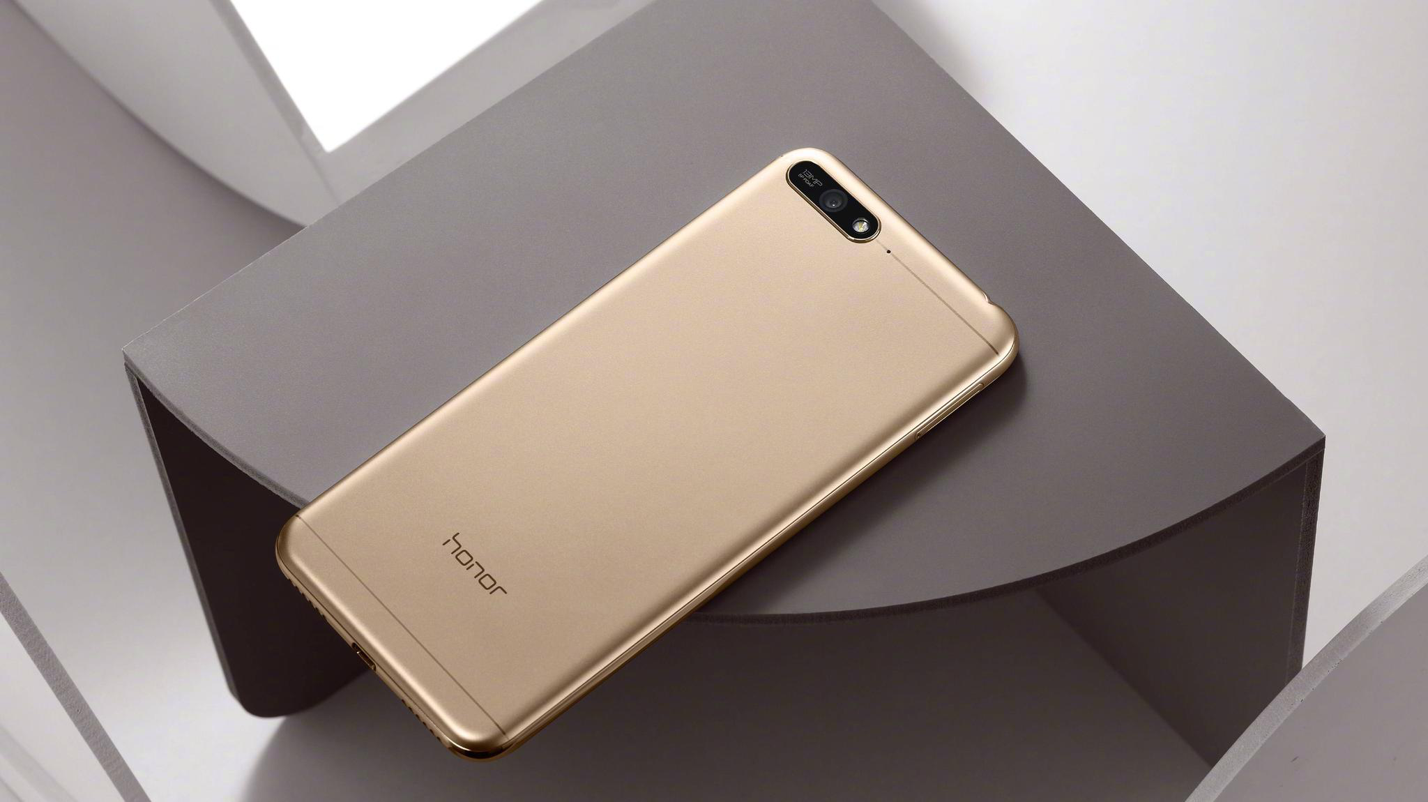 荣耀畅玩7a发布不足千元的全面屏面部识别潮品