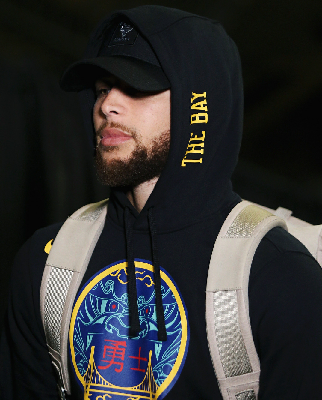 库里身穿勇士新年连帽卫衣