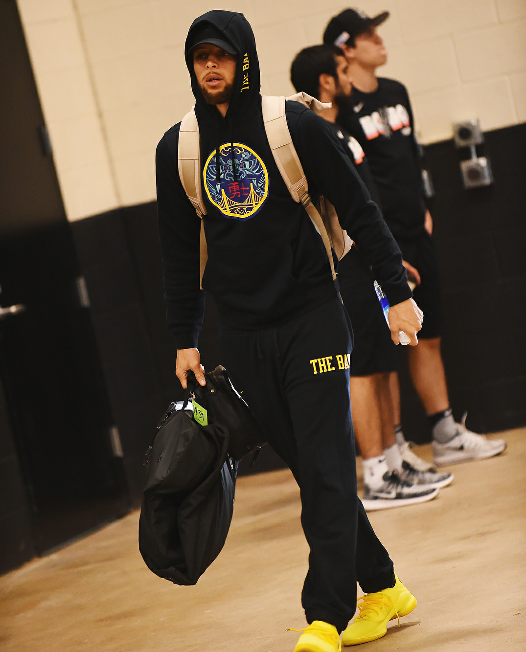 库里身穿勇士新年连帽卫衣