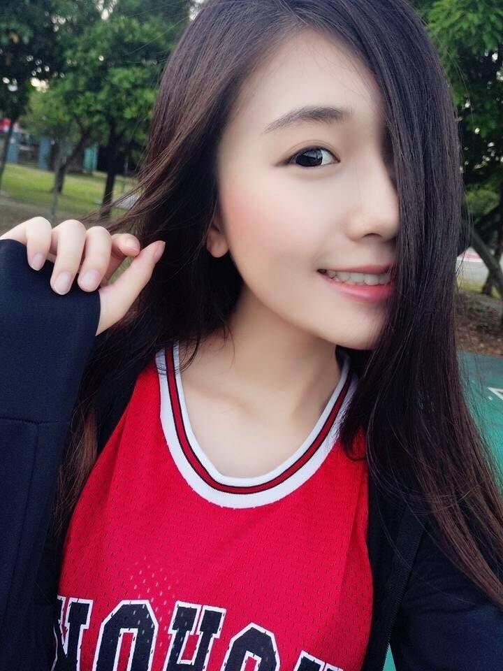 女生的自拍照绝对是女神自认为最美的角度