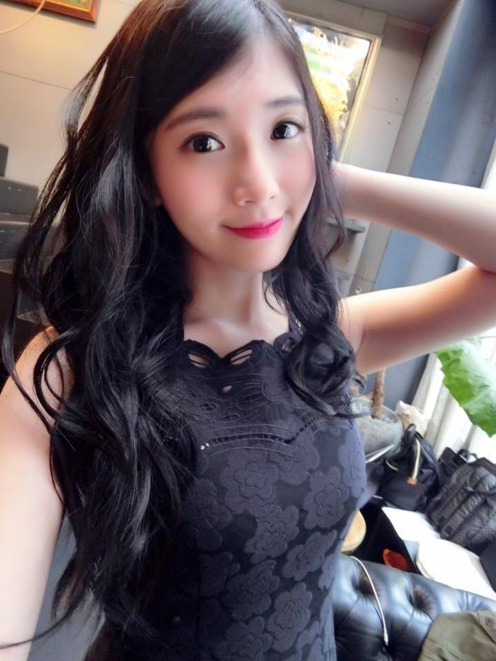 女生的自拍照绝对是女神自认为最美的角度