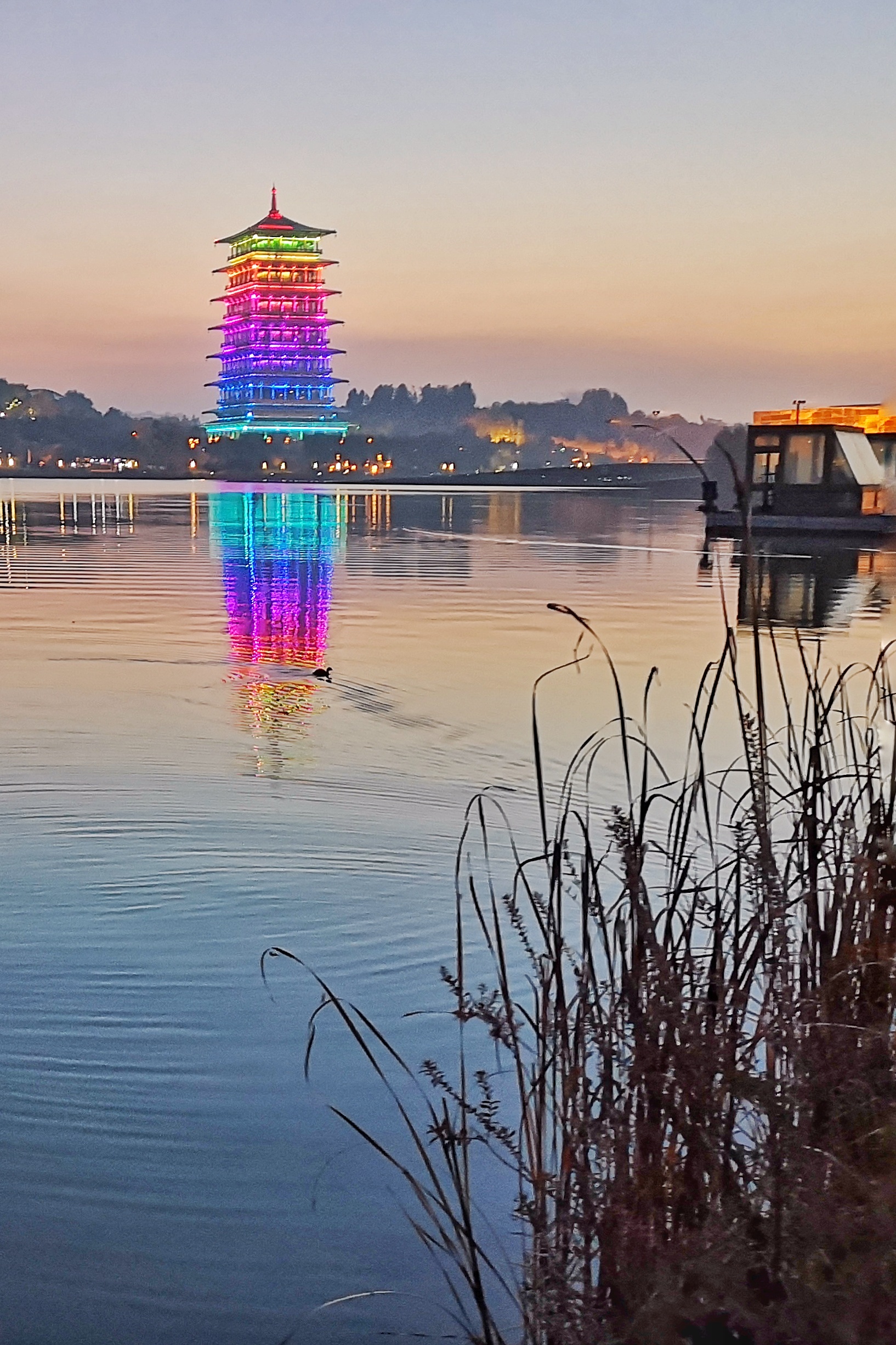 深秋暮色中的西安世博园长安塔