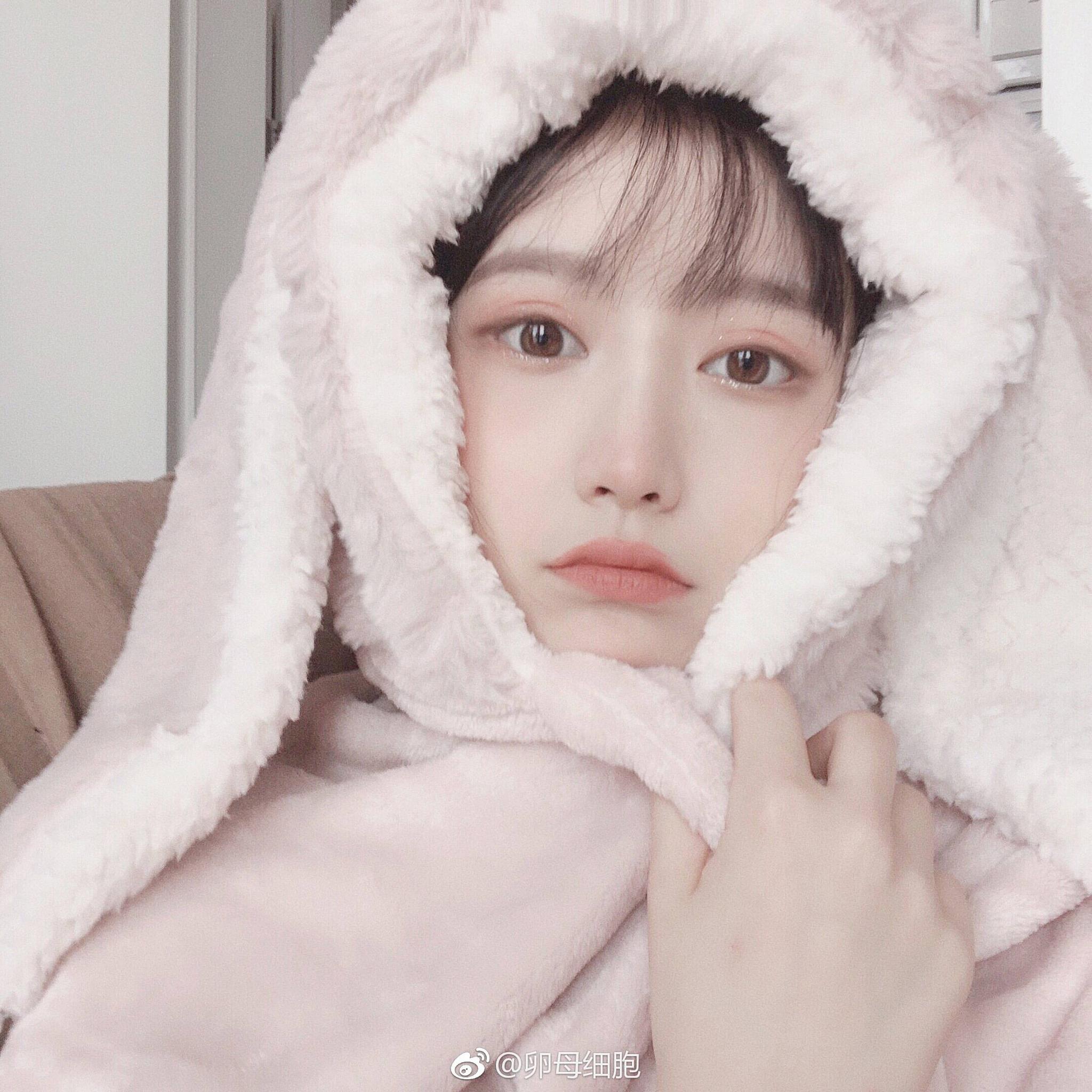 一只萌萌可爱的小兔子美女