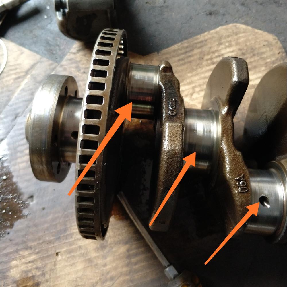 汽修师傅介绍,这个油孔特别重要,安装错误就会导致曲轴或者是凸轮轴