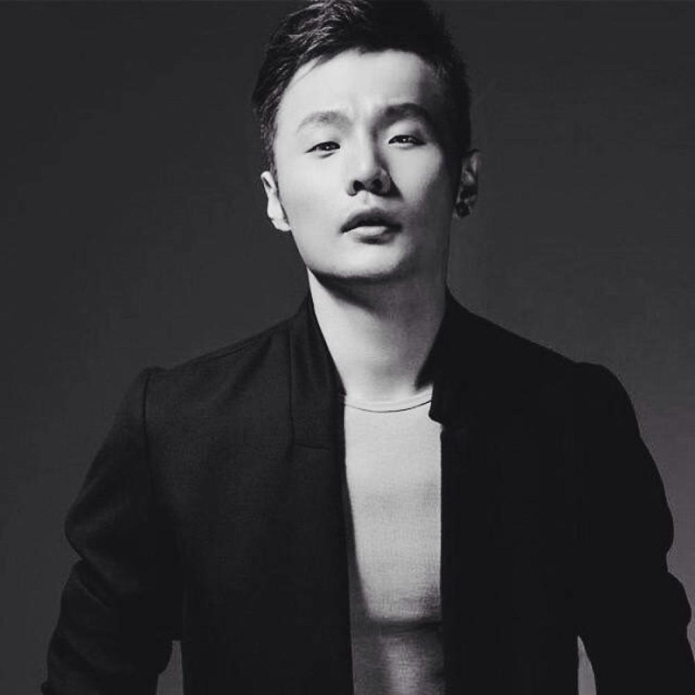 大家说他板脸看着凶,实际上李荣浩的表情包挑起了节目的笑点