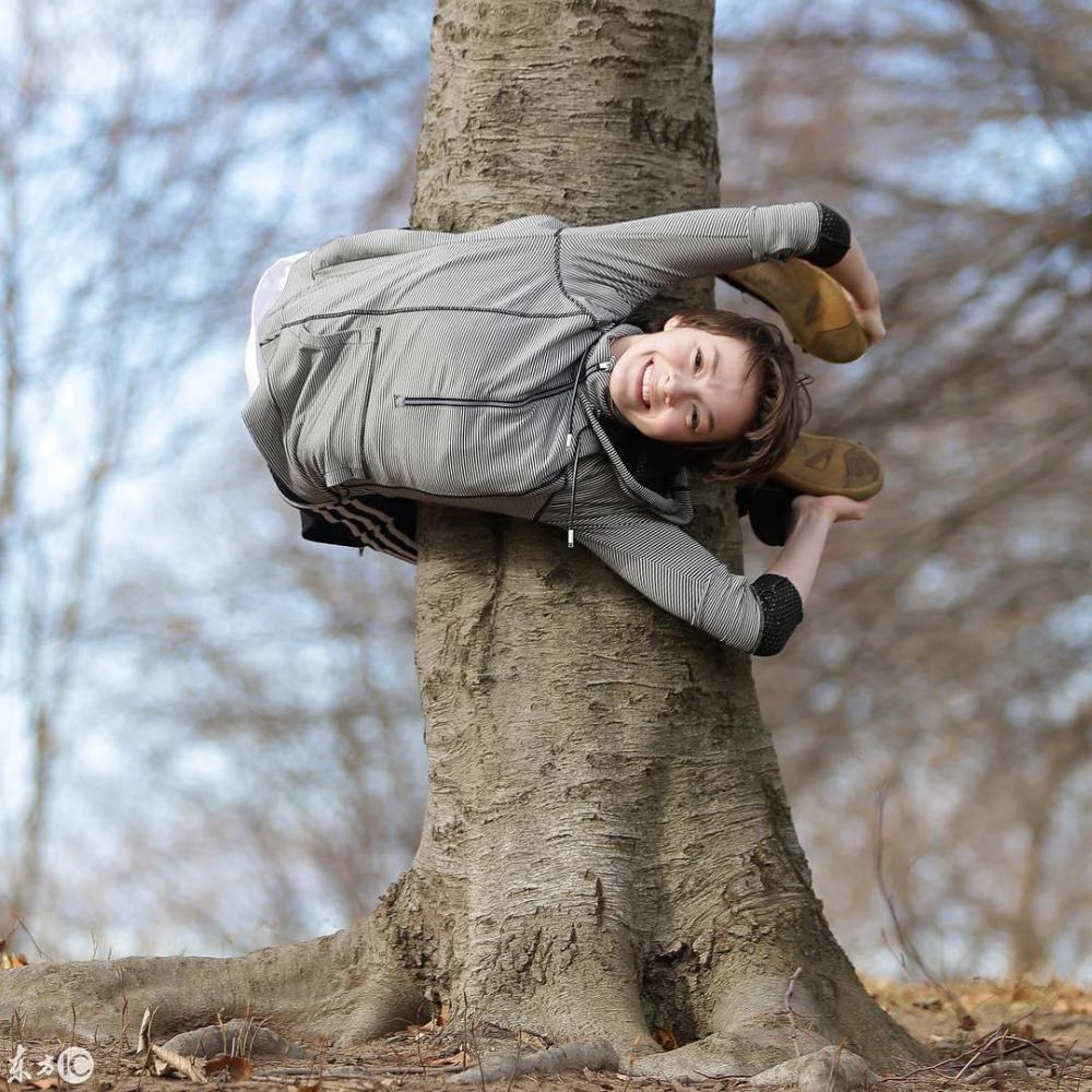19岁女孩抱树减肥, 让身体逆天柔软, 你做得到吗?