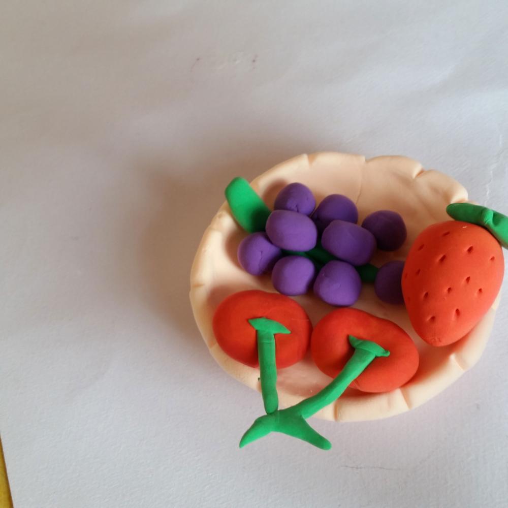 幼儿超级粘土假期小手工制作葡萄水果拼盘的做法步骤