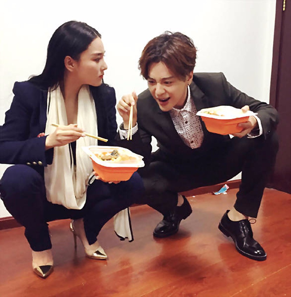 亚洲蹲火了!女星们亲身示范瞧谁蹲得标准蹲得最漂亮