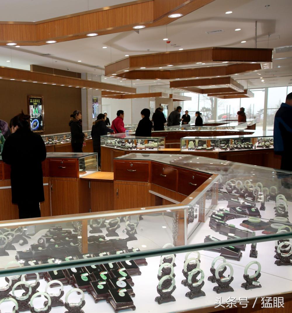 珠宝店开业一翡翠摆件卖138万大妈说不顶吃喝不如给孙子买套房