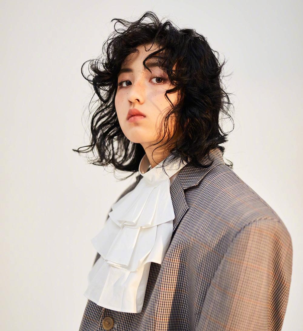 小花旦张子枫一改往日清纯形象,换发型变身酷女孩,网友:美炸了