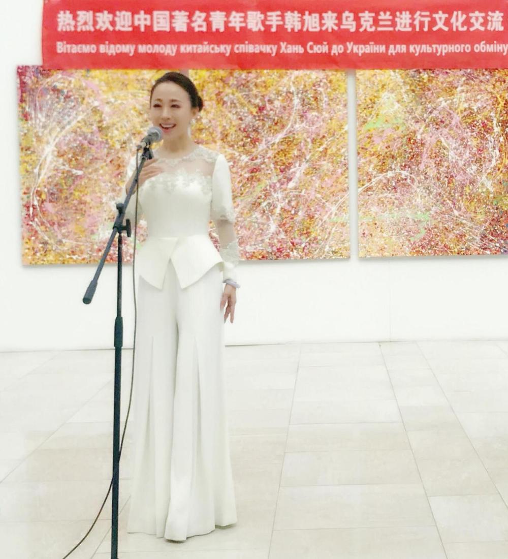 我国青年歌唱家韩旭为乌克兰首任总统现场演唱最美中国红