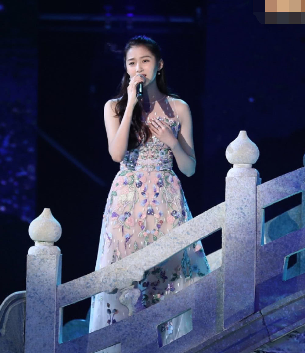 关晓彤跨年晚会仙气十足鹿晗爱上这样的女生是幸运的