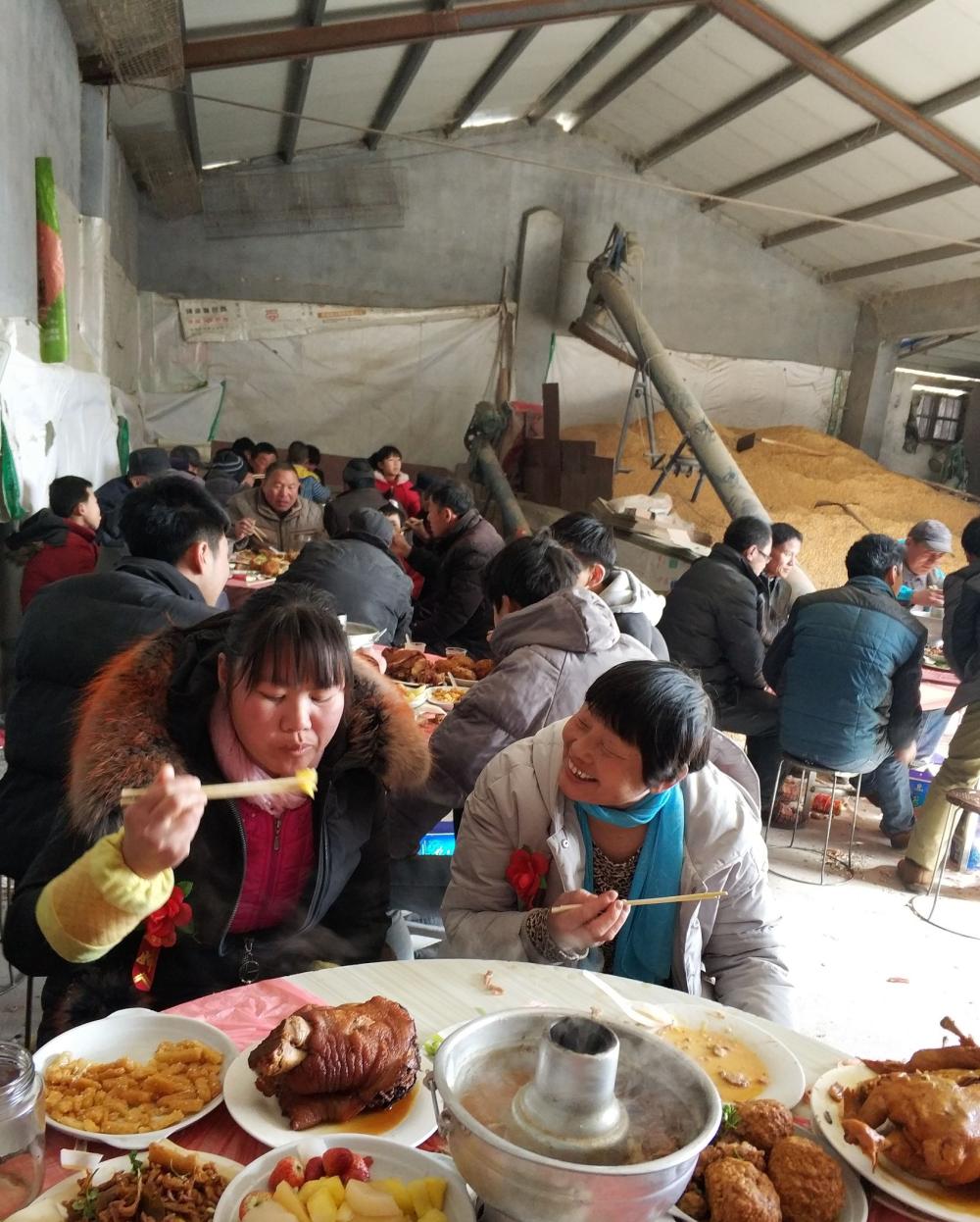 在農村吃婚宴, 就餐環境惡劣, 還要吃流水席, 但依然又香又熱鬧