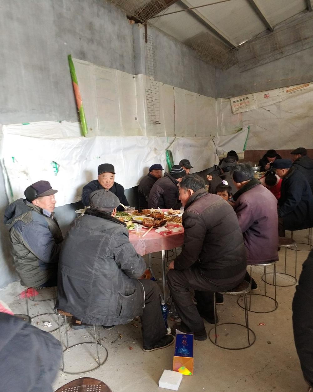 在农村吃婚宴 就餐环境恶劣 还要吃流水席 但依然又香又热闹