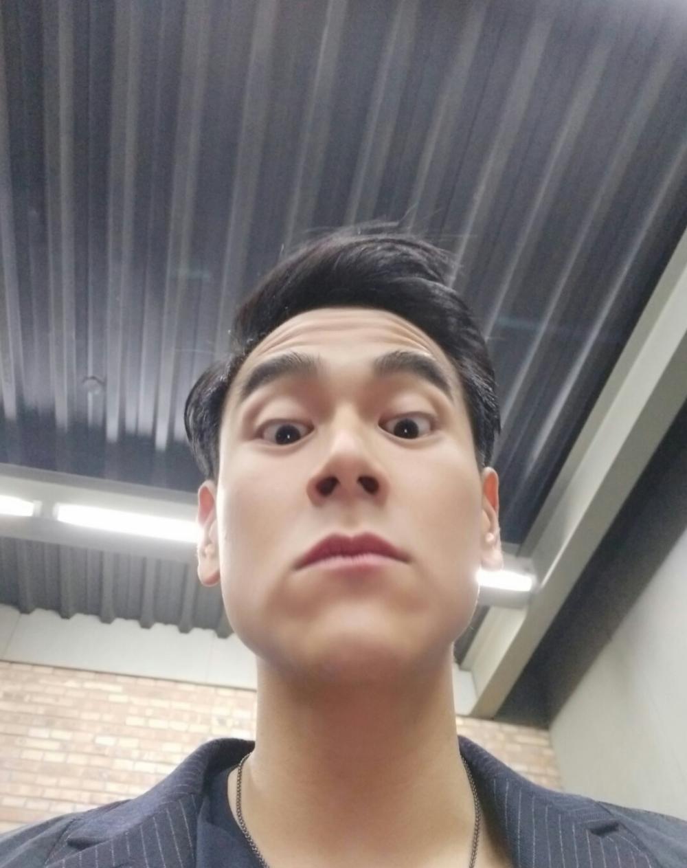 彭于晏刘雯携手蓝月亮活动现场,网友:已被大表姐的腿折服