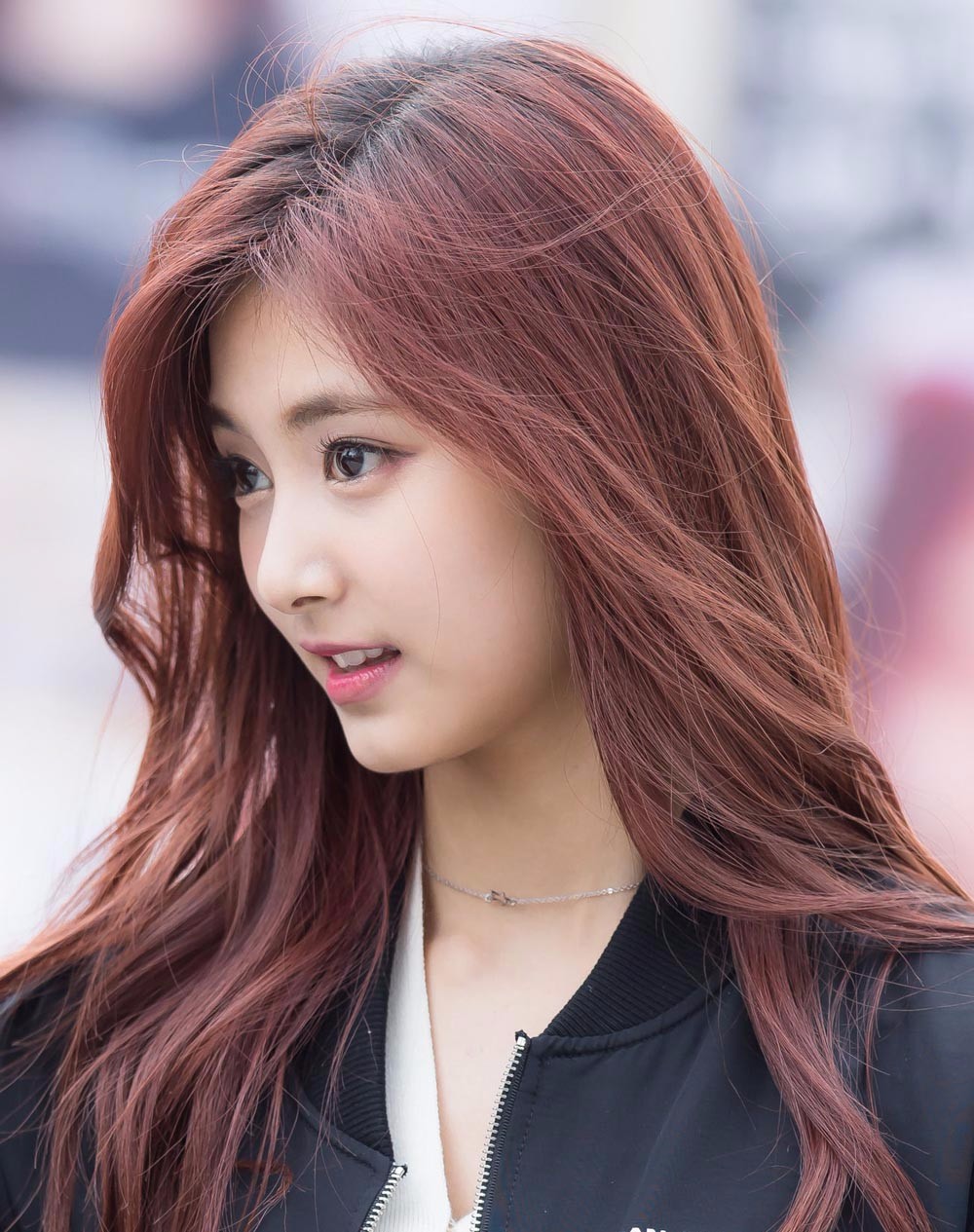 刚刚公布的"2017全球百大最美脸蛋排行榜"中,来自台湾的女歌手周子瑜