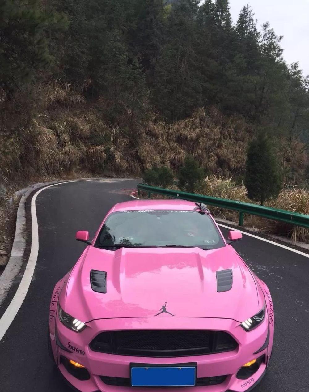 昨天差点起飞的粉色野马没想到却诠释了改装车的浪漫之处