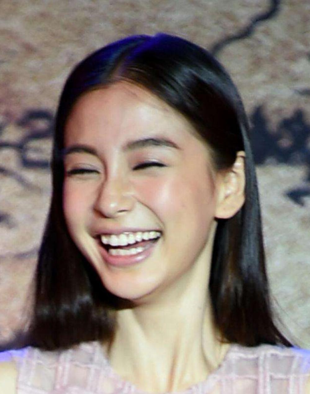 女星开怀大笑时,迪丽热巴依然可爱,刘亦菲就尴尬了