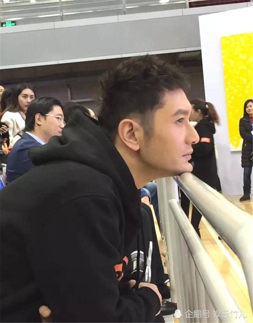 黄晓明下巴太假, 看完他出席活动的照片就知道了