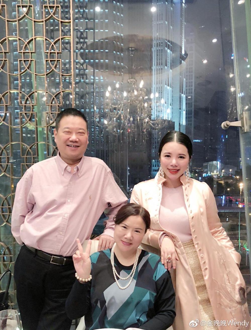 她是梦天集团创始人兼董事长余静渊的独生女儿,而且她的母亲也是一位